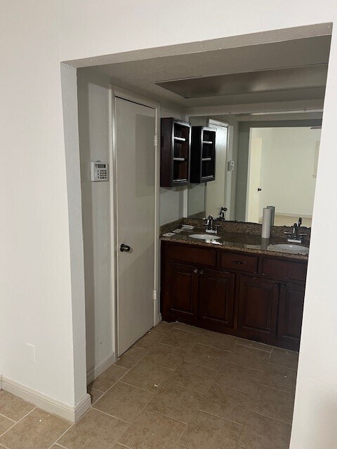 Building Photo - 8606 Carriage Creek Dr