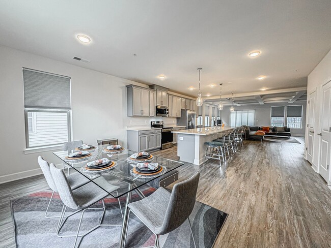 Building Photo - Stylish 3 Bed 2.5 Bath End-Unit Townhome W...