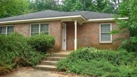 Building Photo - Comfortable Duplex Living Close to Everything!