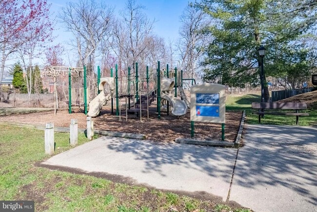 Building Photo - 5668 Ridge View Dr