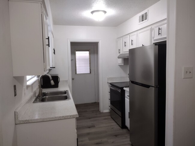 Building Photo - Leon Valley~ 3 bedroom~ Freshly Painted In...