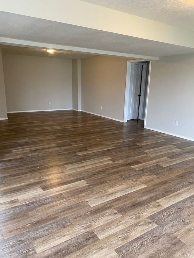 Building Photo - 5 Bedroom/3 bathroom house