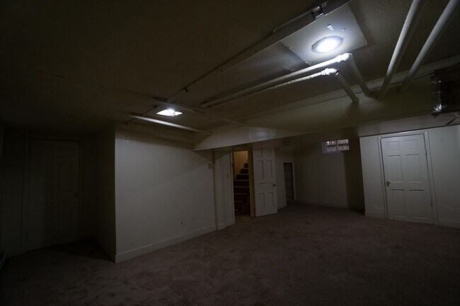 Building Photo - 125 Victoria Pl