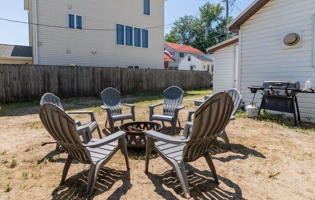 Building Photo - 1006 Newton St