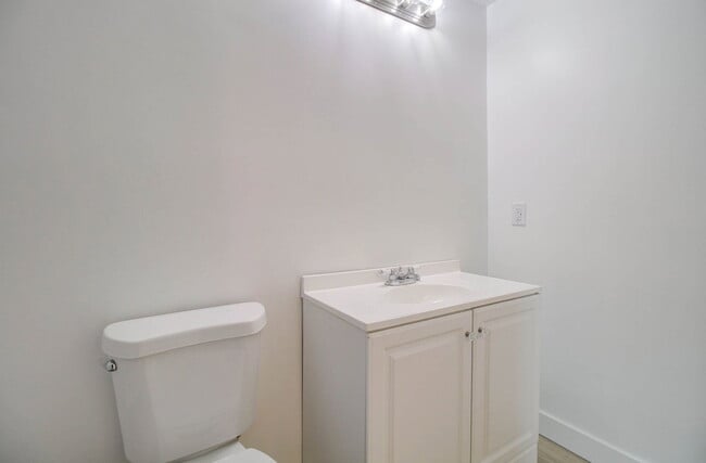 Building Photo - 2539 N 39th Ave