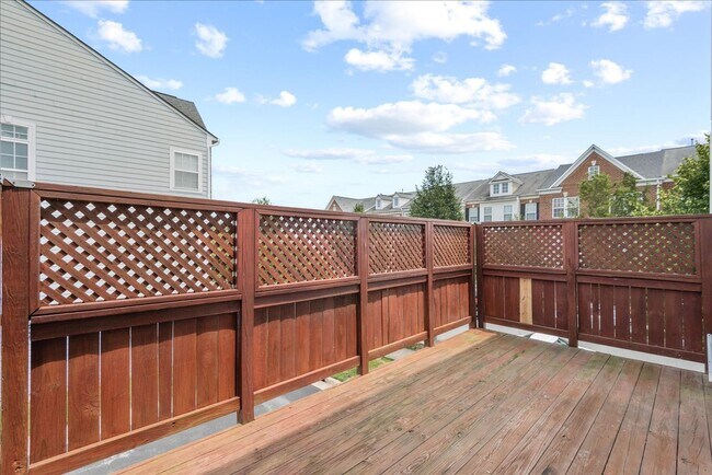 Building Photo - Modern Comfort Meets Convenience, Close to...