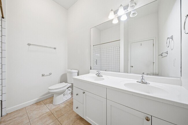 Building Photo - 156 Chelsea St