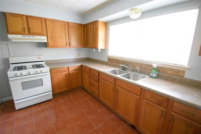 Building Photo - 1706 Oaks Dr