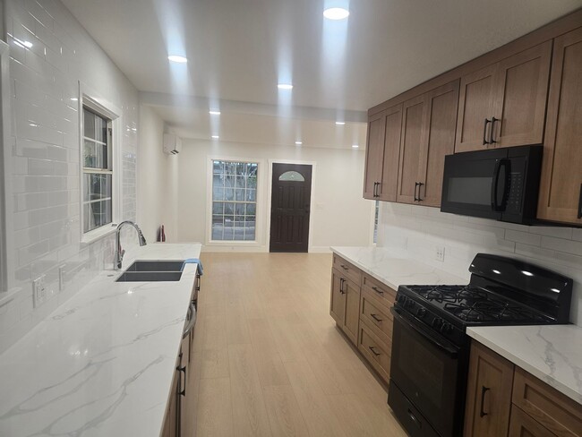 Building Photo - GLENHAVEN - ANAHEIM