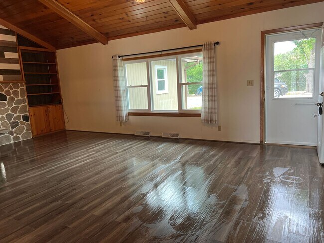 Building Photo - W210N11785 Hilltop Dr