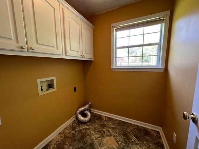 Building Photo - Great family home