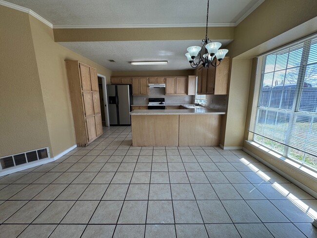 Building Photo - 2402 Simone Dr