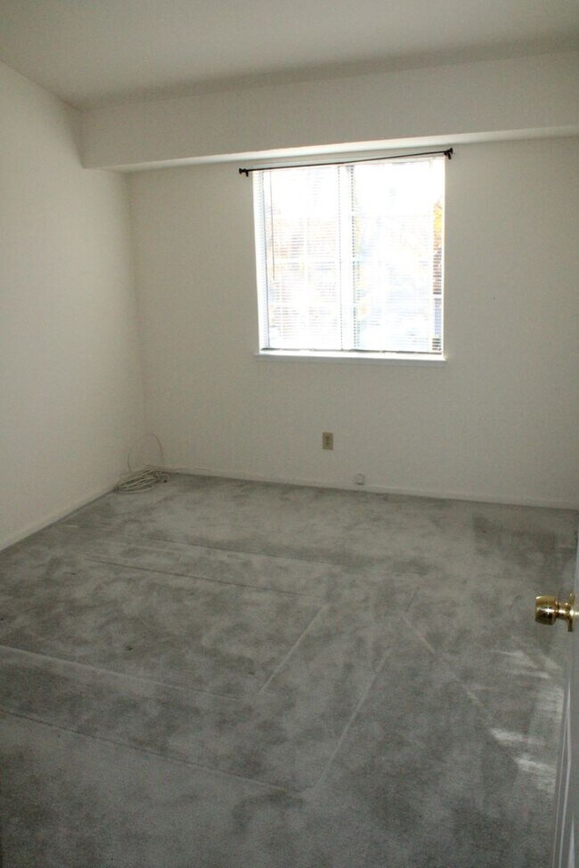 Building Photo - Waterfront Townhome In Pittsburg with Dock...