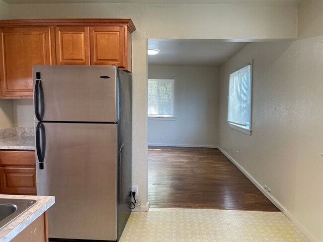 Building Photo - Nice 1 Bedroom 1 Bath Duplex