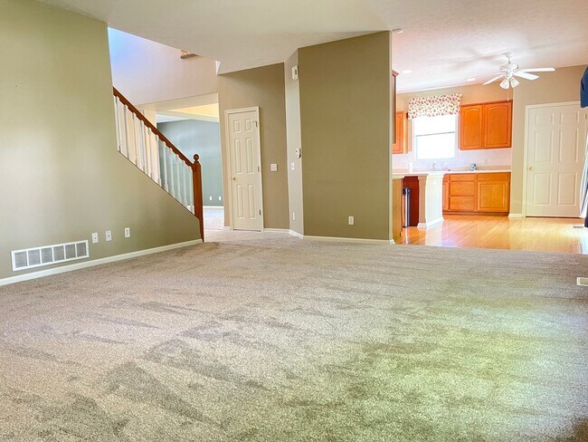 Building Photo - Move-in special. Beautiful 4 bed 2.5 bath 3000+sq ft