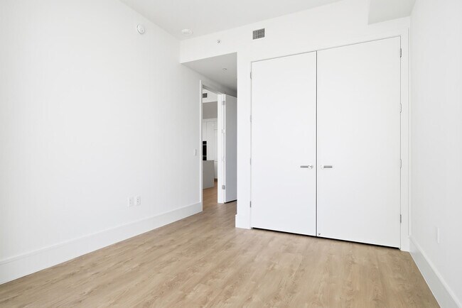 Building Photo - 220 Lake Shore Dr