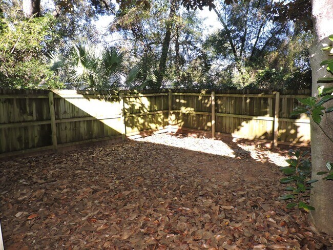 Building Photo - Easy access to interstate, shopping & downtown Pensacola!