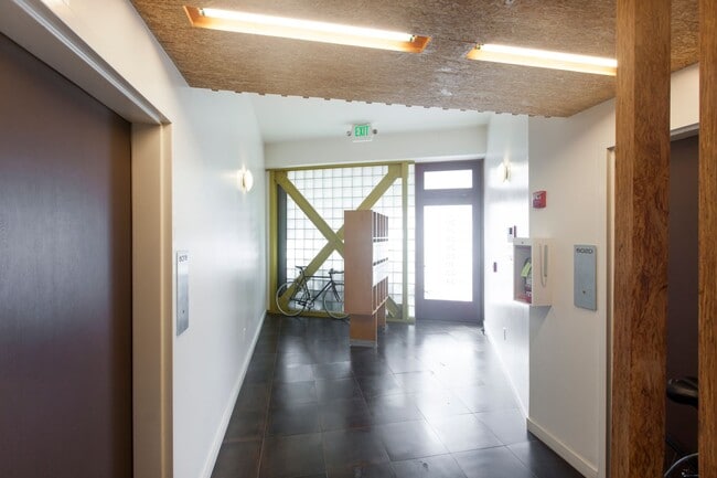 Building Photo - Contemporary, Large 1br/1ba Apt. Near Ashby BART