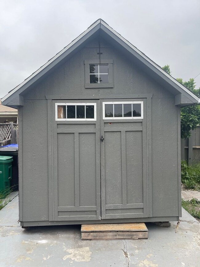 Building Photo - Updated 1 Bed, 1 Bath House in the Heart o...