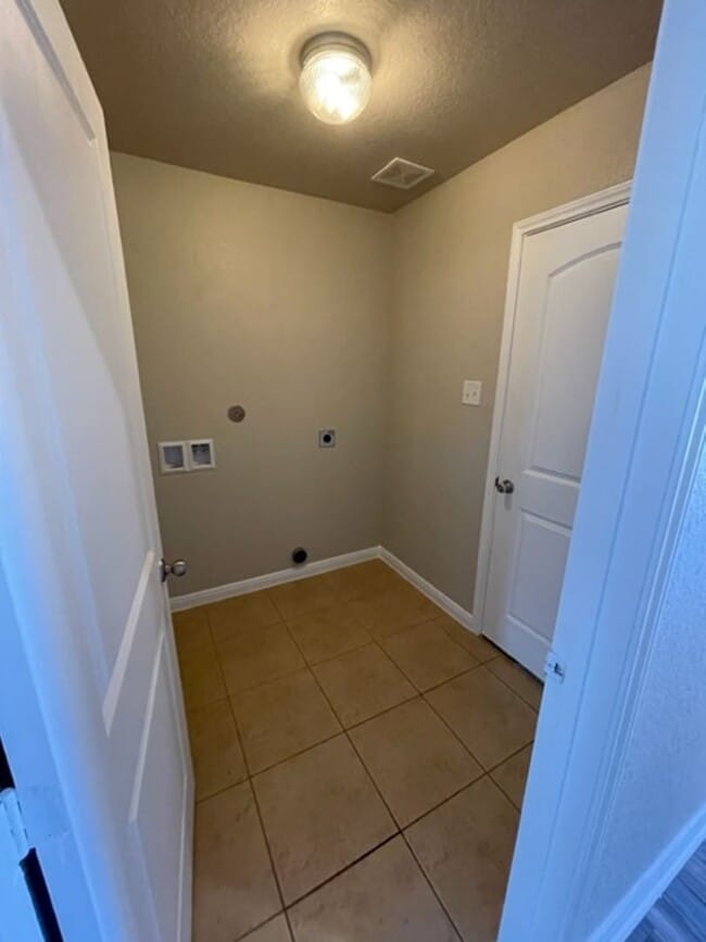 Building Photo - 6350 Daisy Way