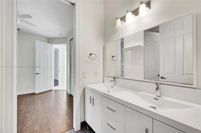 Building Photo - 512 NW 120th Dr