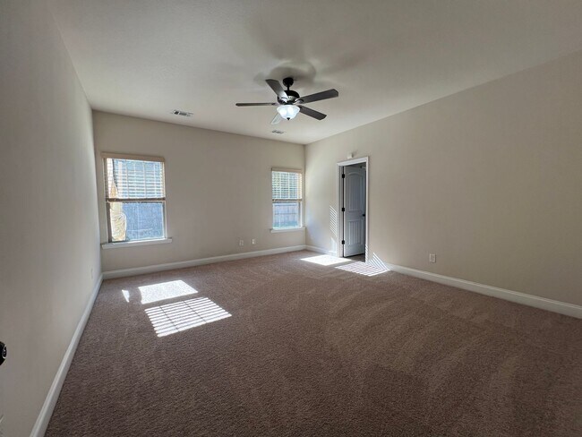 Building Photo - 5 bedroom 3 1/2 bathroom home