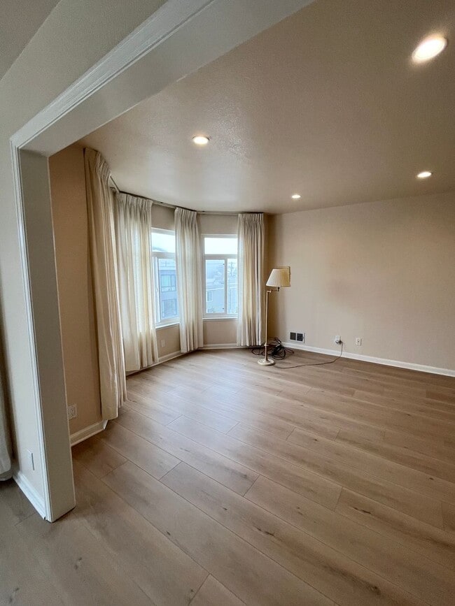 Building Photo - Top Floor 4x2