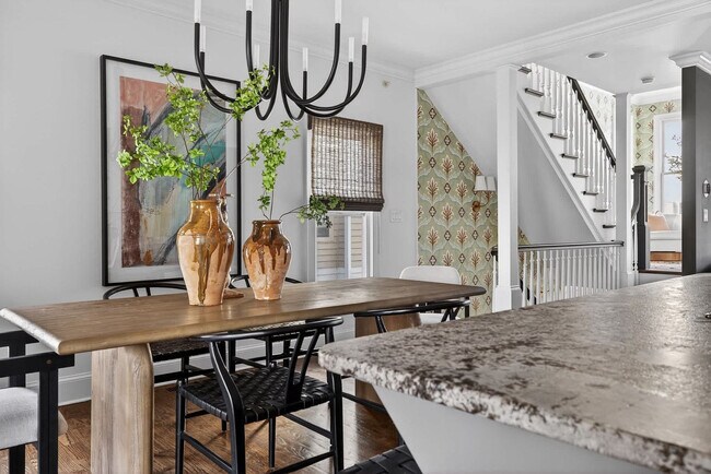 Building Photo - 611 N Pine St