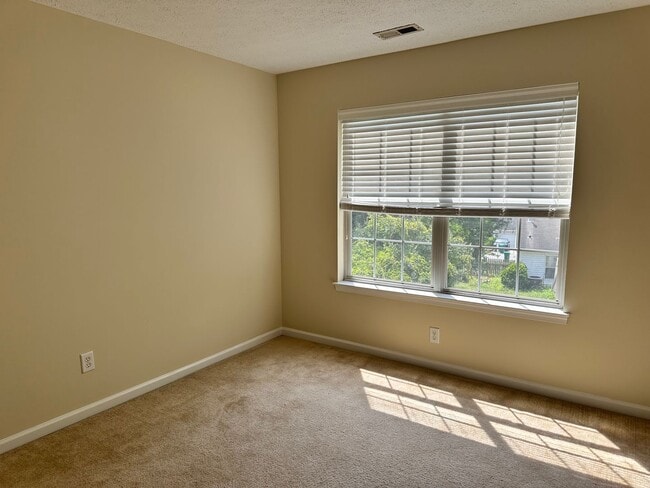 Building Photo - Single family home in Springhill! Availabl...
