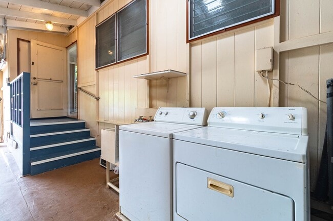 Building Photo - Charming 3 bedroom, 1 bath home with large...