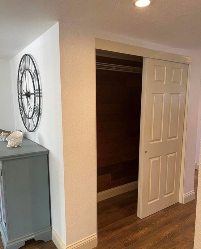 Building Photo - 615 Island View Cir