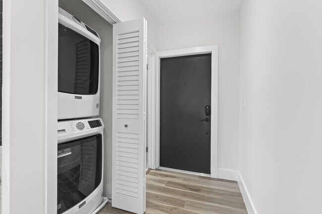 Building Photo - 11311 Pond View Dr