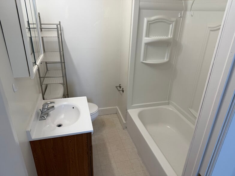 Building Photo - 684 Hawthorne Ave E