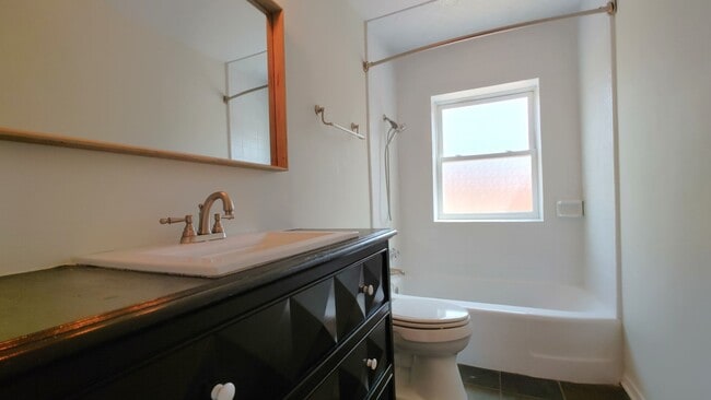 Building Photo - 1st Month Free! Old Town Charm! 2 Bedroom ...