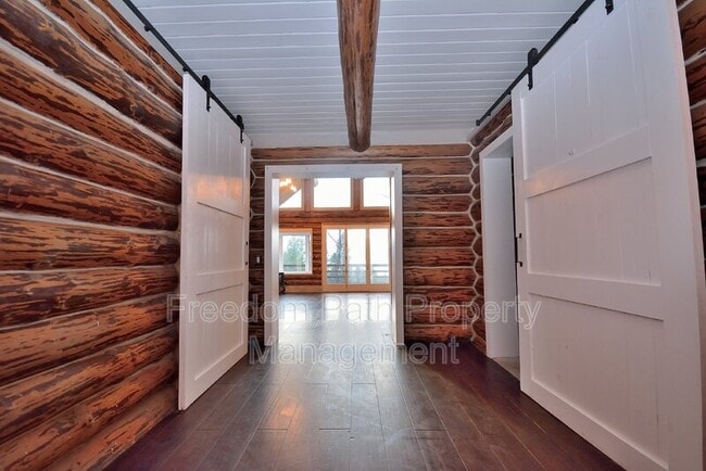 Building Photo - 480 Sunnyside Ridge Rd