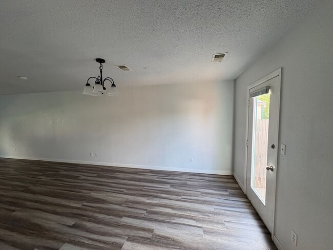 Building Photo - 3 Bed 2.5 Bath Home with 2 Car Detached Ga...