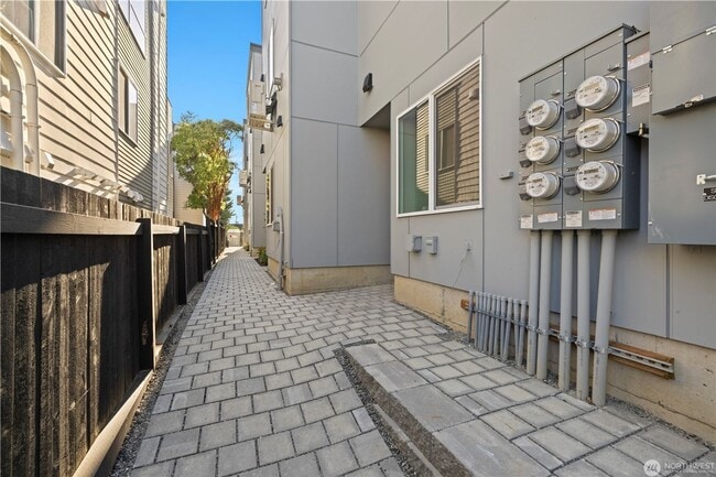 Building Photo - 105 NW 39th St