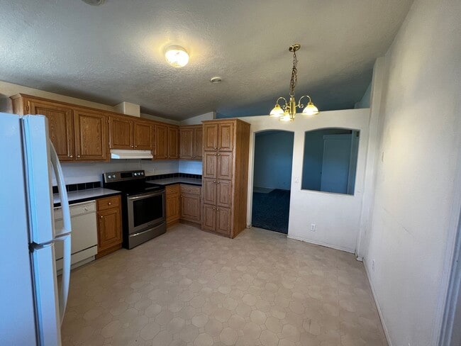 Building Photo - 3040 SW River View Dr