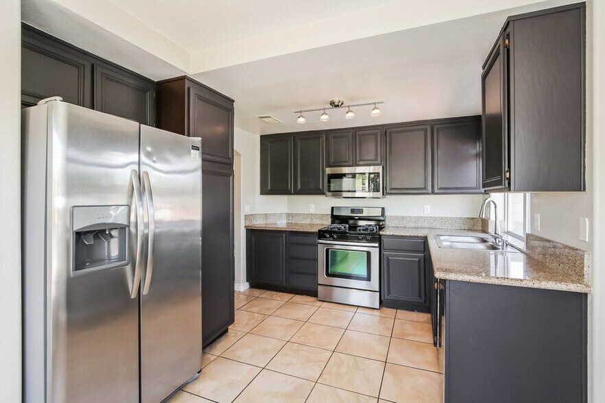 Building Photo - 4565 Savin Cir