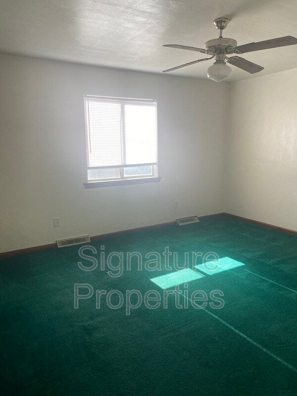 Building Photo - 827 Kerns Ave SW