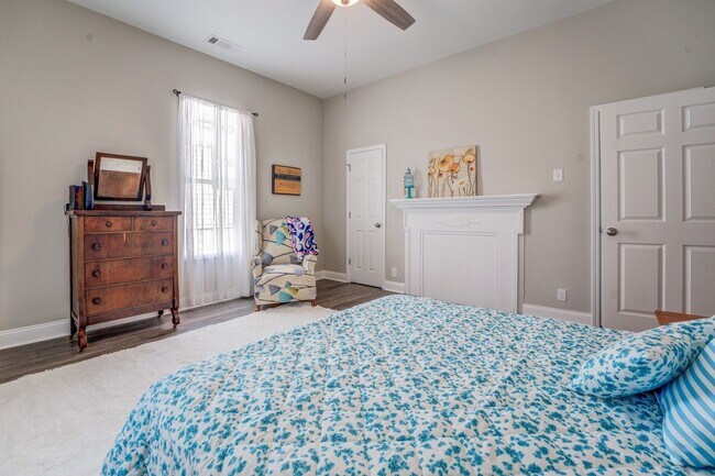 Building Photo - Spacious 3 Bedroom Home located in Histori...