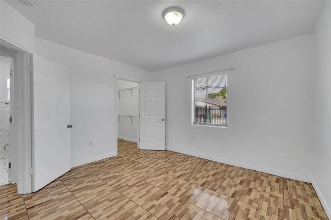 Building Photo - 1646 NE 150th St