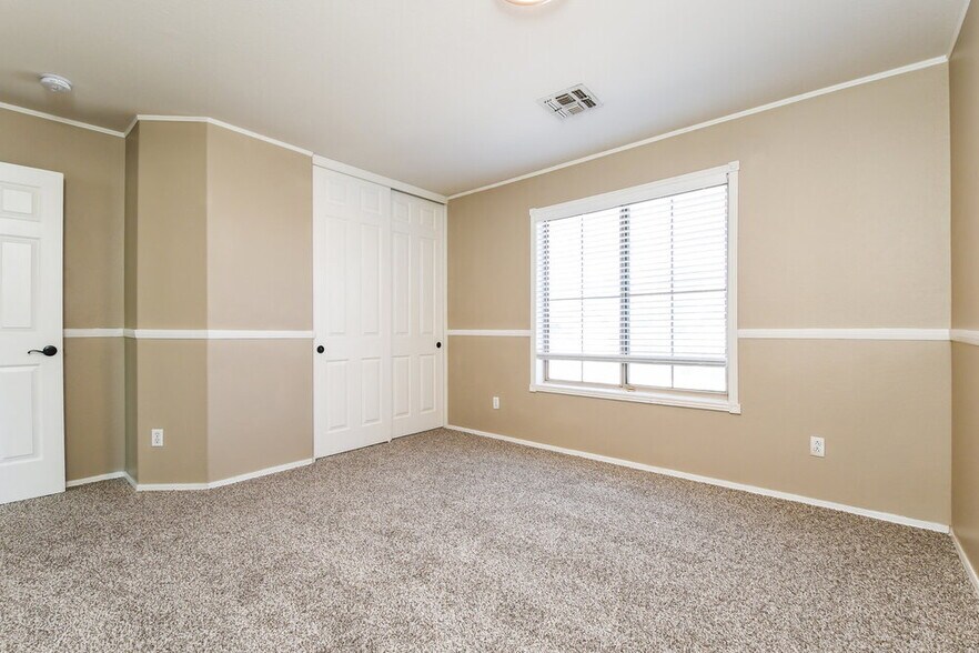 Building Photo - 1081 E Horseshoe Dr
