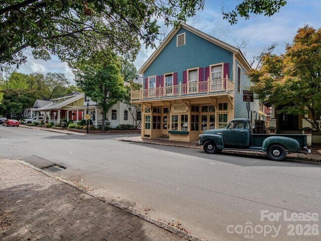 Building Photo - 406 W 9th St