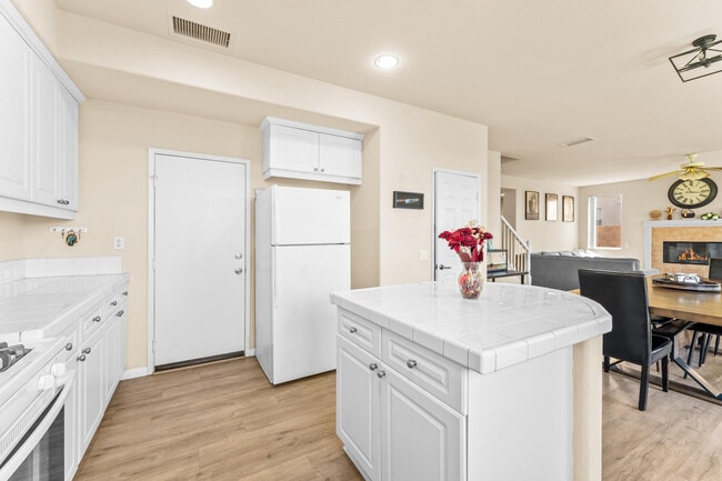 Building Photo - 81225 Avenida Garcia