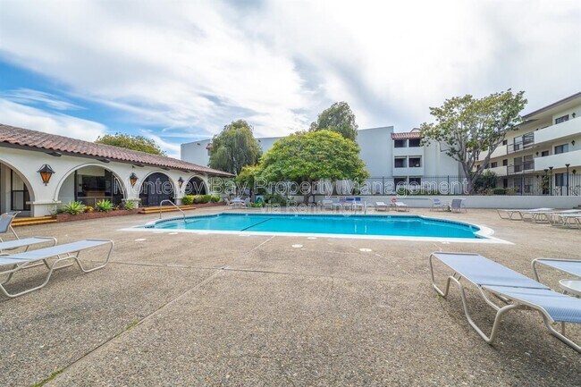 Building Photo - 500 Glenwood Cir