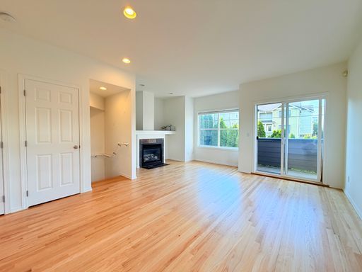 Building Photo - Lovely Ballard Townhome - Exceptional Location! AVAILABLE NOW!
