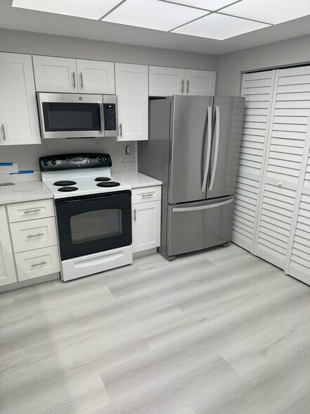 Building Photo - 2713 NE 28th Ct