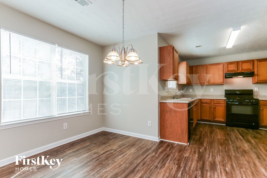 Building Photo - 2692 S Hills