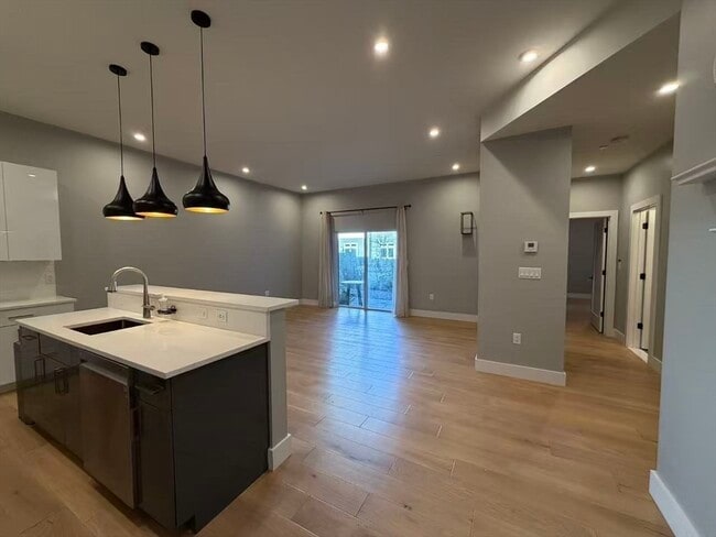 Building Photo - 60 Cross St E